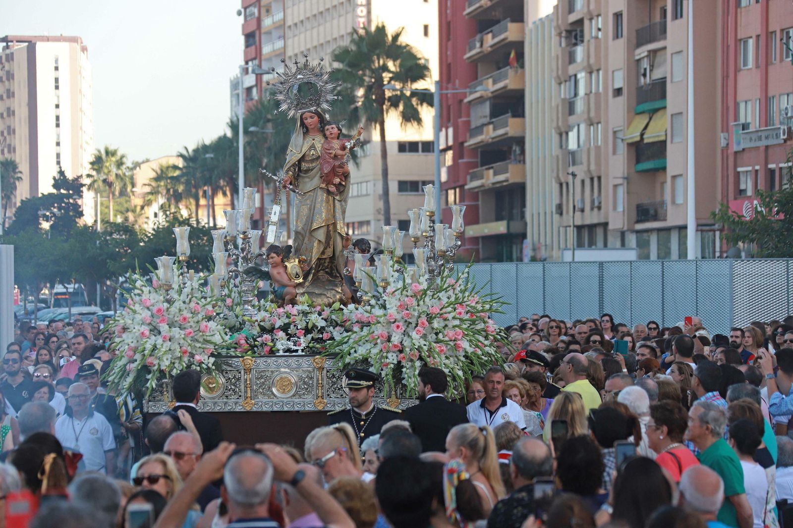 La multitud acompaña a la Virgen del Carmen a la dársena pesquera