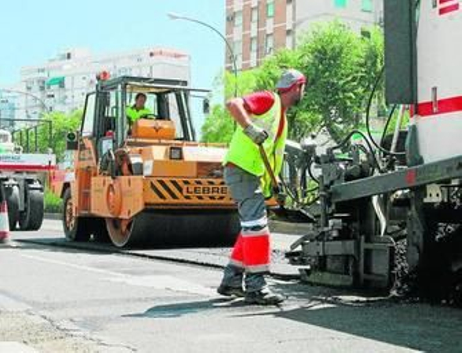 Obras de reurbanización en una calle de la capital, que ha presentado deudas por casi 60 millones.