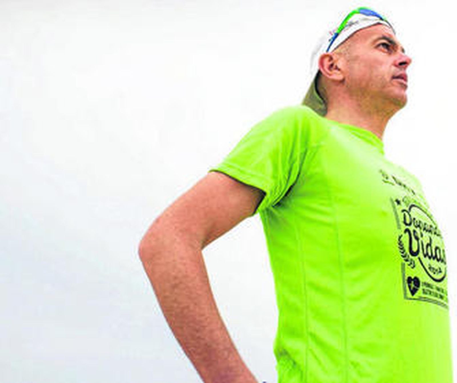 El andaluz Eduardo Rangel con una de las camiseta que lucirá en su reto con el lema 'Desafío 2014. Donando Vida'.