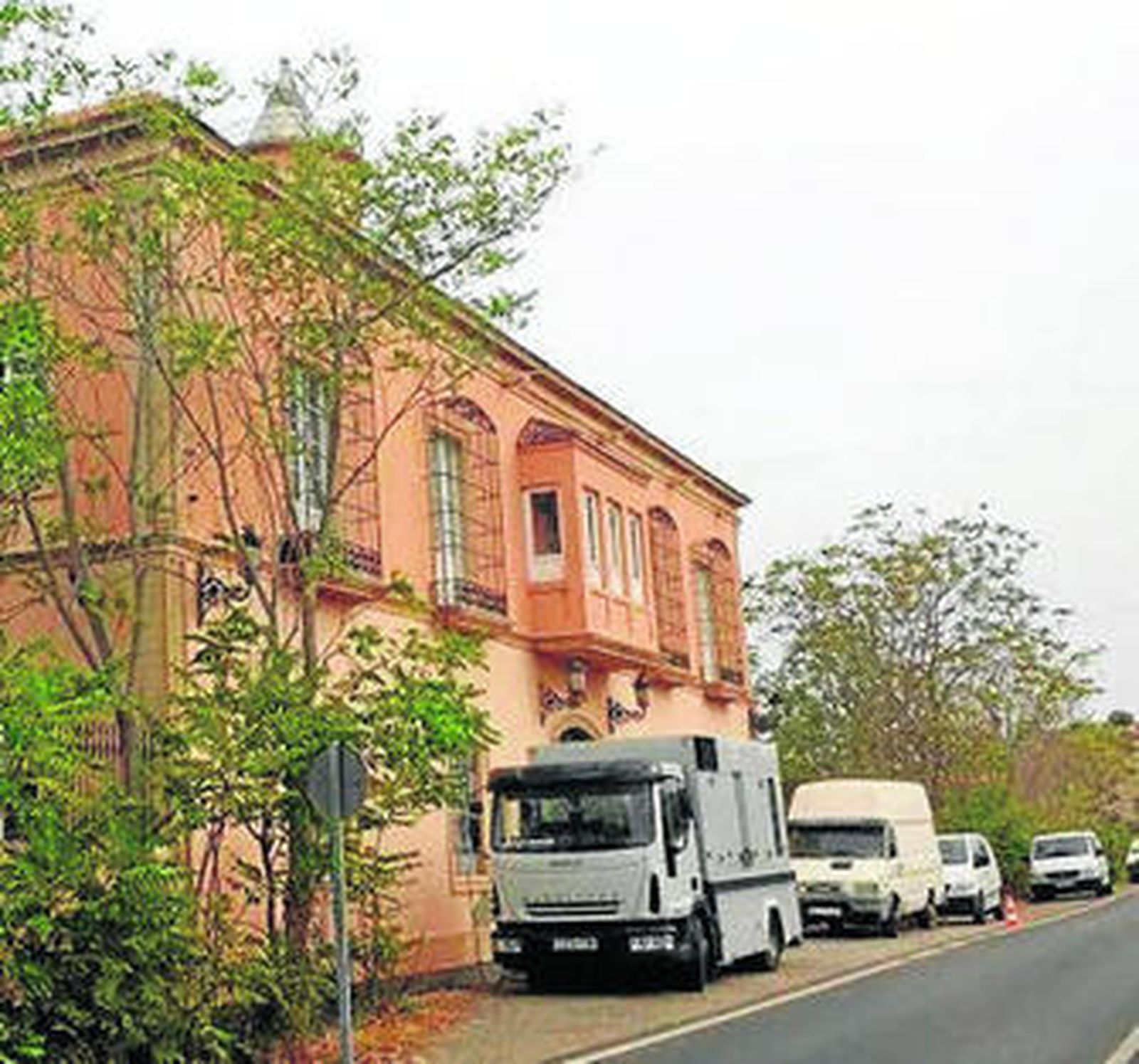 El equipo de rodaje a las puertas del Cortijo Godoy.