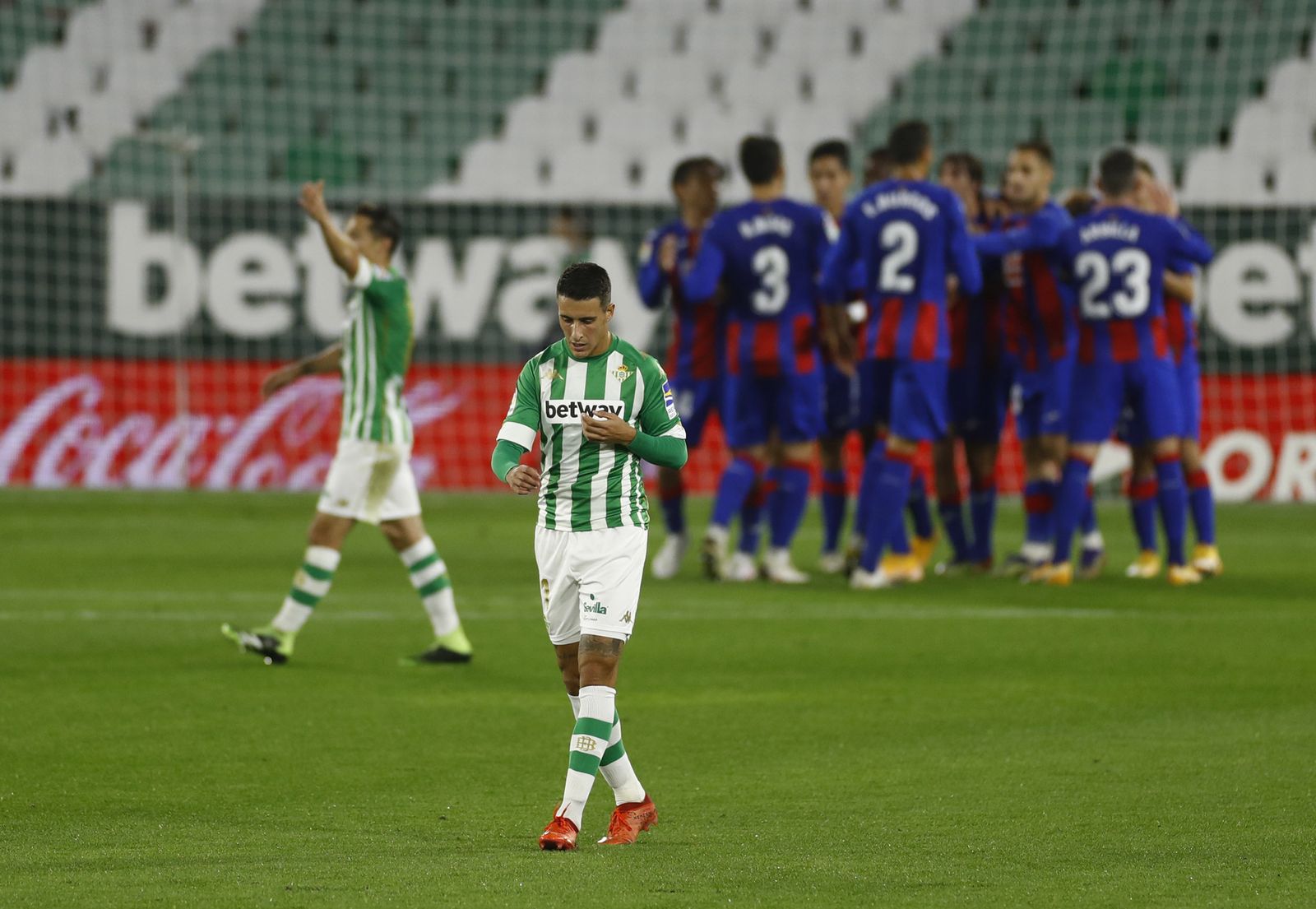 Los jugadores del Eibar celebran el primer gol, con Tello, en primer plano, pensativo.