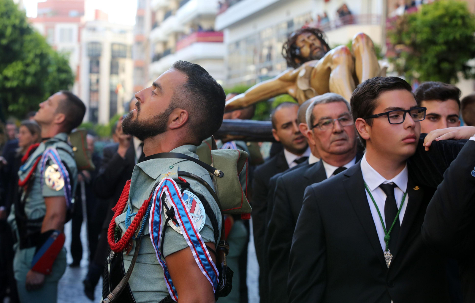 Procesión del Cristo de la Vera Cruz, escoltado por la Legión en las calles de Huelva