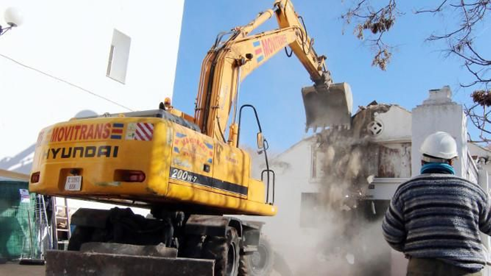 Demolición del muro que circunda la iglesia de Las Margaritas.