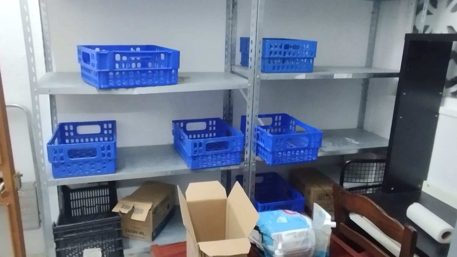 Estado en el que han quedado las estanterías de Cáritas San Benito.