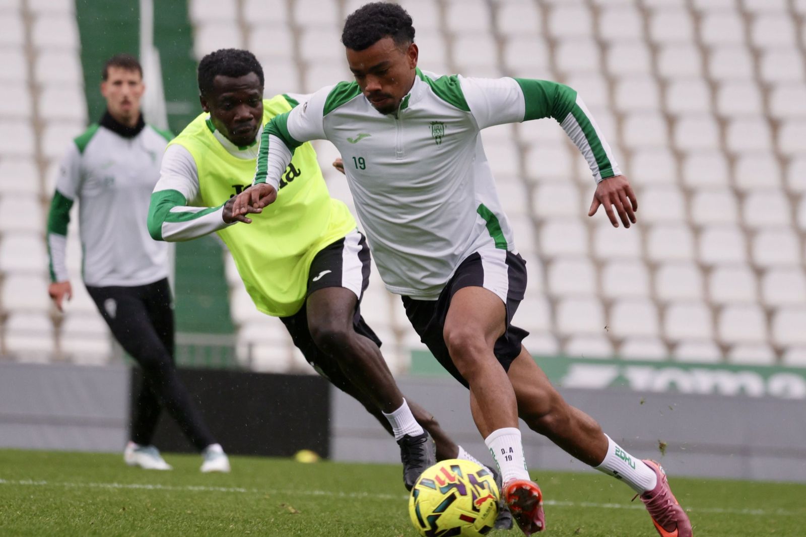 Dalisson conduce el balón en el partido entre el Córdoba CF y su filial.