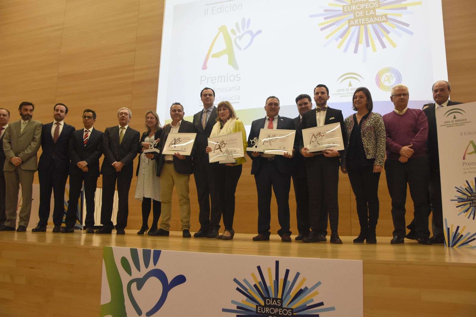 Foto de familia de los galardonados con en los II Premios a la Artesanía de Andalucía.