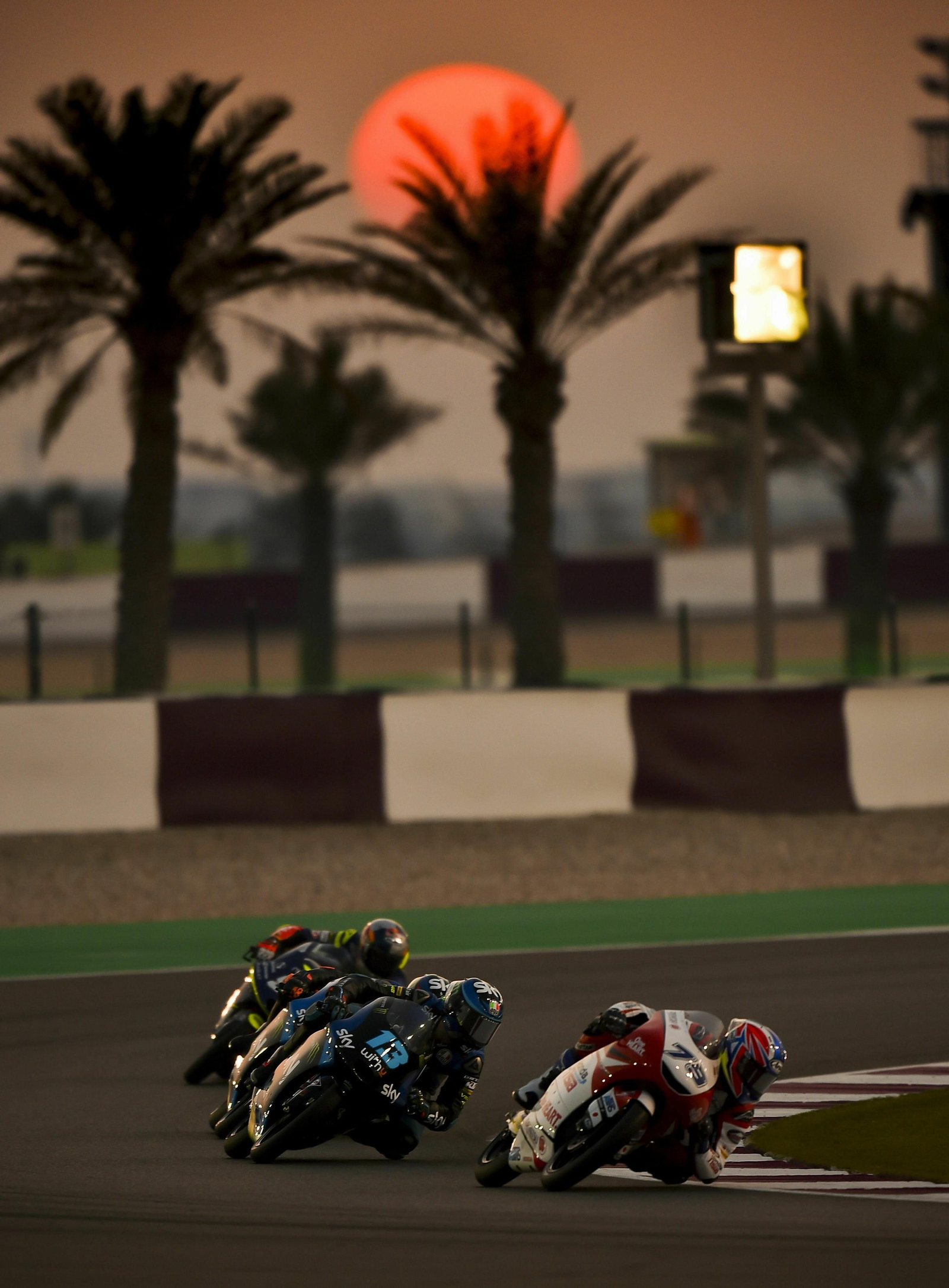 Impresionante vista de varios pilotos de Moto3 con el sol poniéndose en Losail.