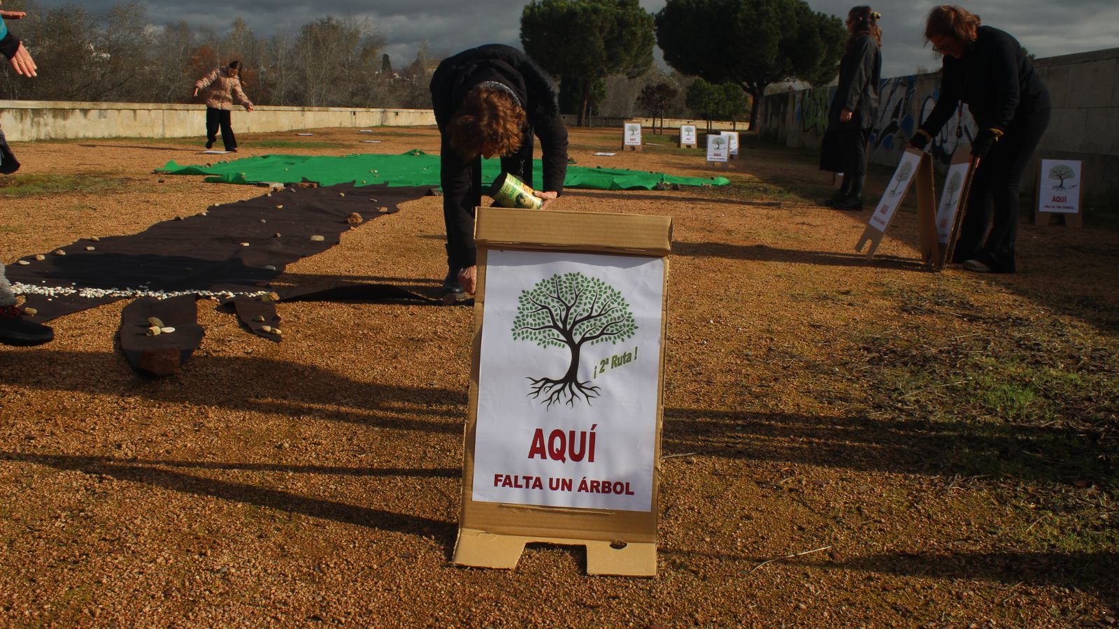 Concentración de ecologistas y vecinos junto al parque de Miraflores.