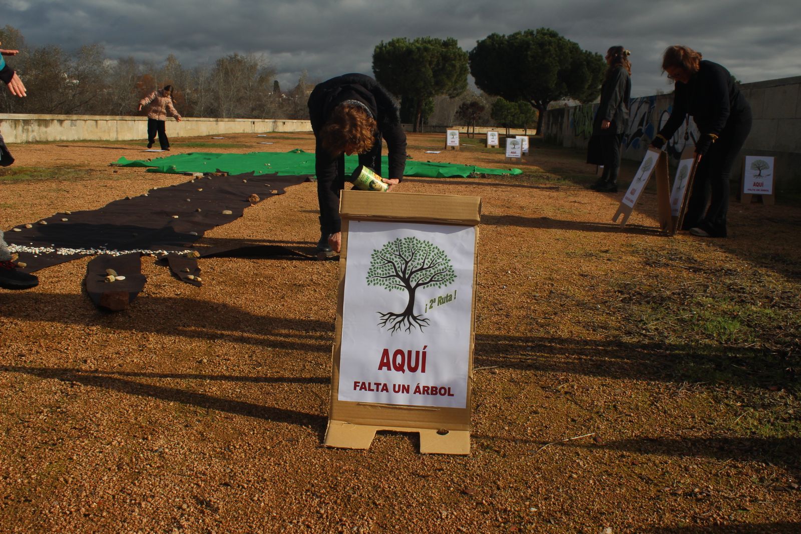 Concentración de ecologistas y vecinos junto al parque de Miraflores.