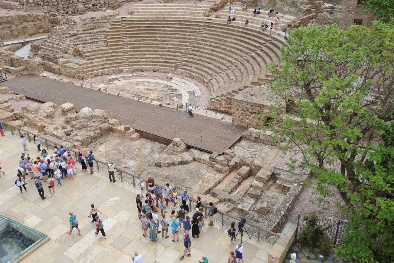 Turistas en el Teatro Romano y la Alcazaba de Málaga