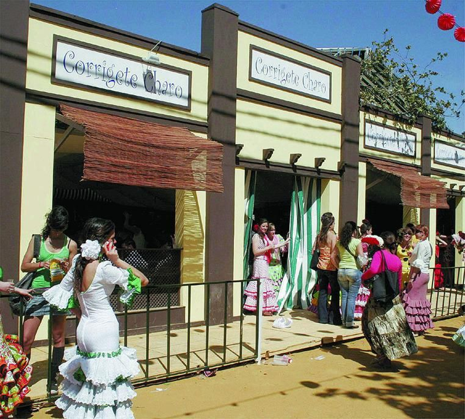 Otra de las casetas señeras de los años 2000, Corrígete Charo, con su fachada de mampostería.