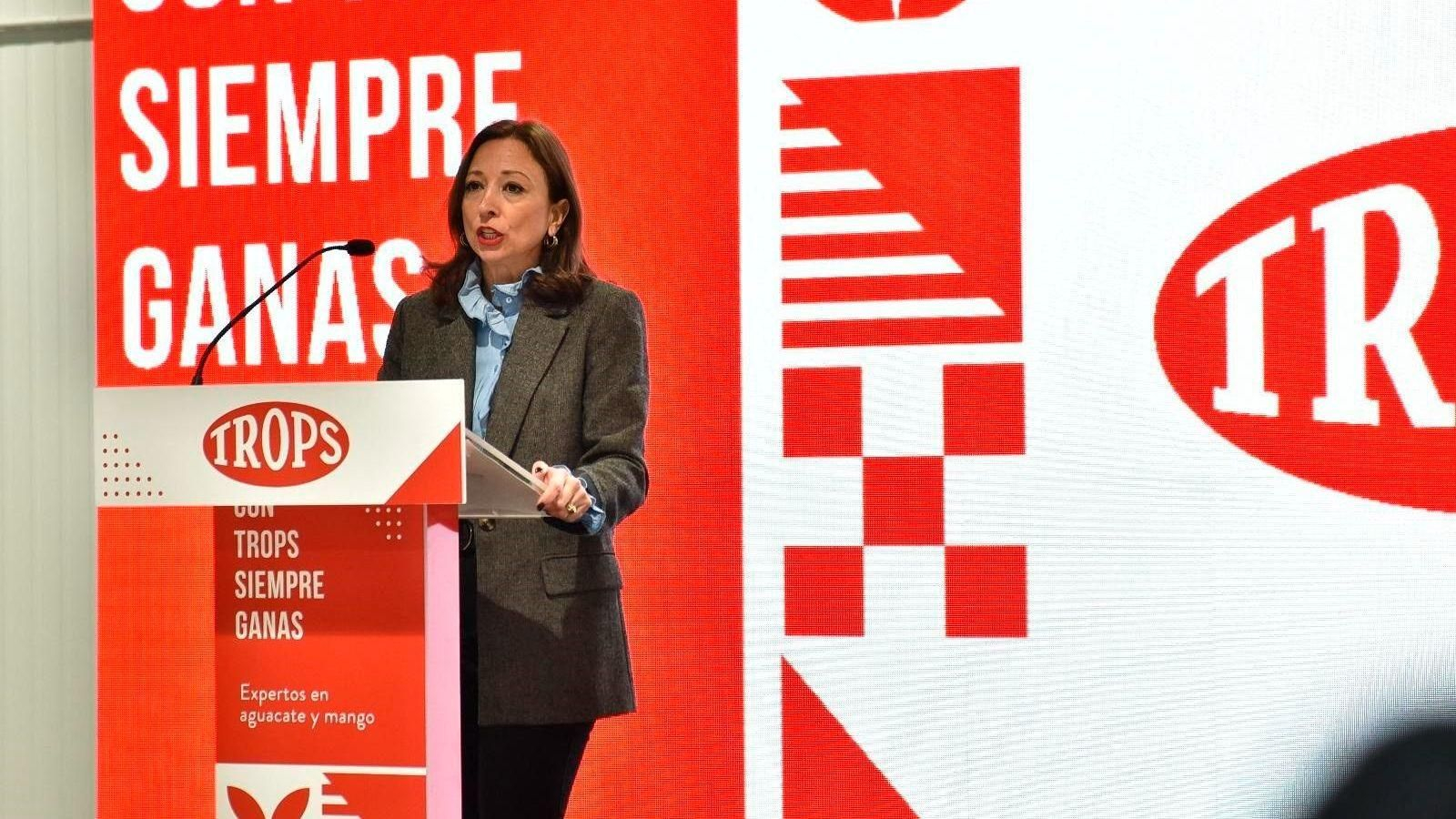 Patricia Navarro, delegada de la Junta de Andalucía en Málaga, en la inauguración de la nueve sede de la cooperativa veleña Trops en Secadero