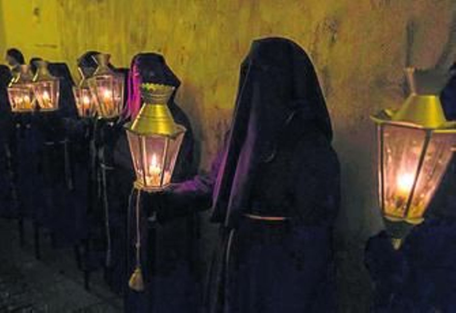 Hermanas de Jesús con sus faroles, una de las estampas más clásicas de la Semana Santa de Jerez.