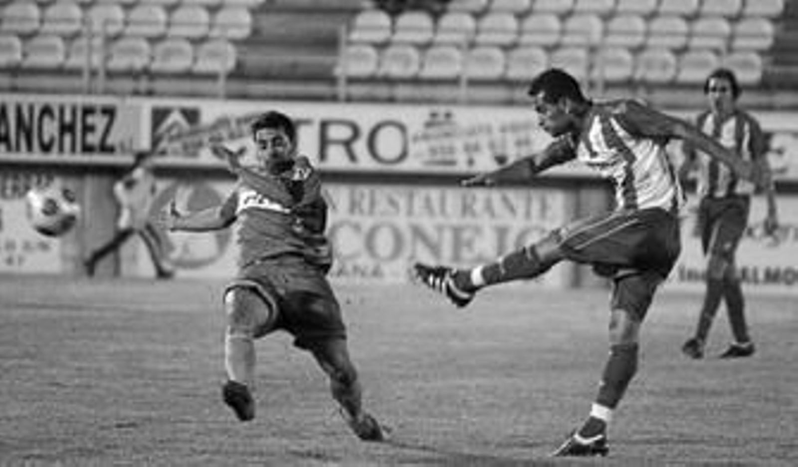 El algecireño Antonio Jesús chuta en el pasado partido del domingo ante el Sanluqueño.