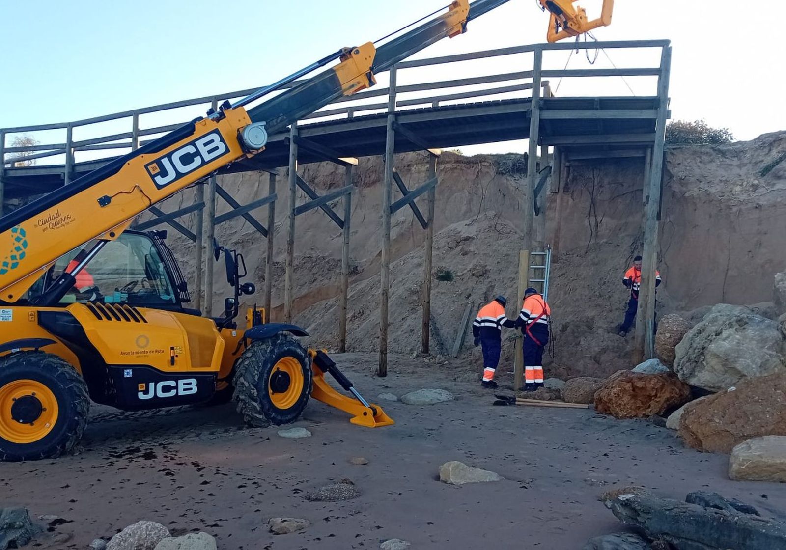 Maquinaria y operarios del Ayuntamiento de Rota trabajan para paliar los desperfectos en las playas.