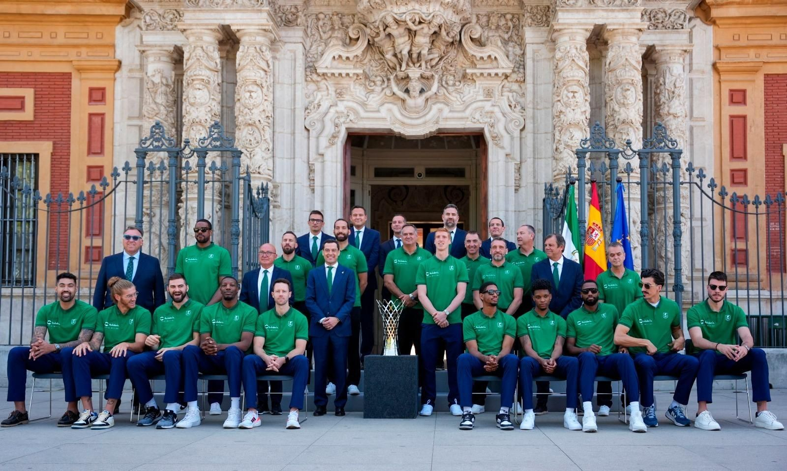 La recepción de Juanma Moreno al Unicaja en San Telmo, en fotos