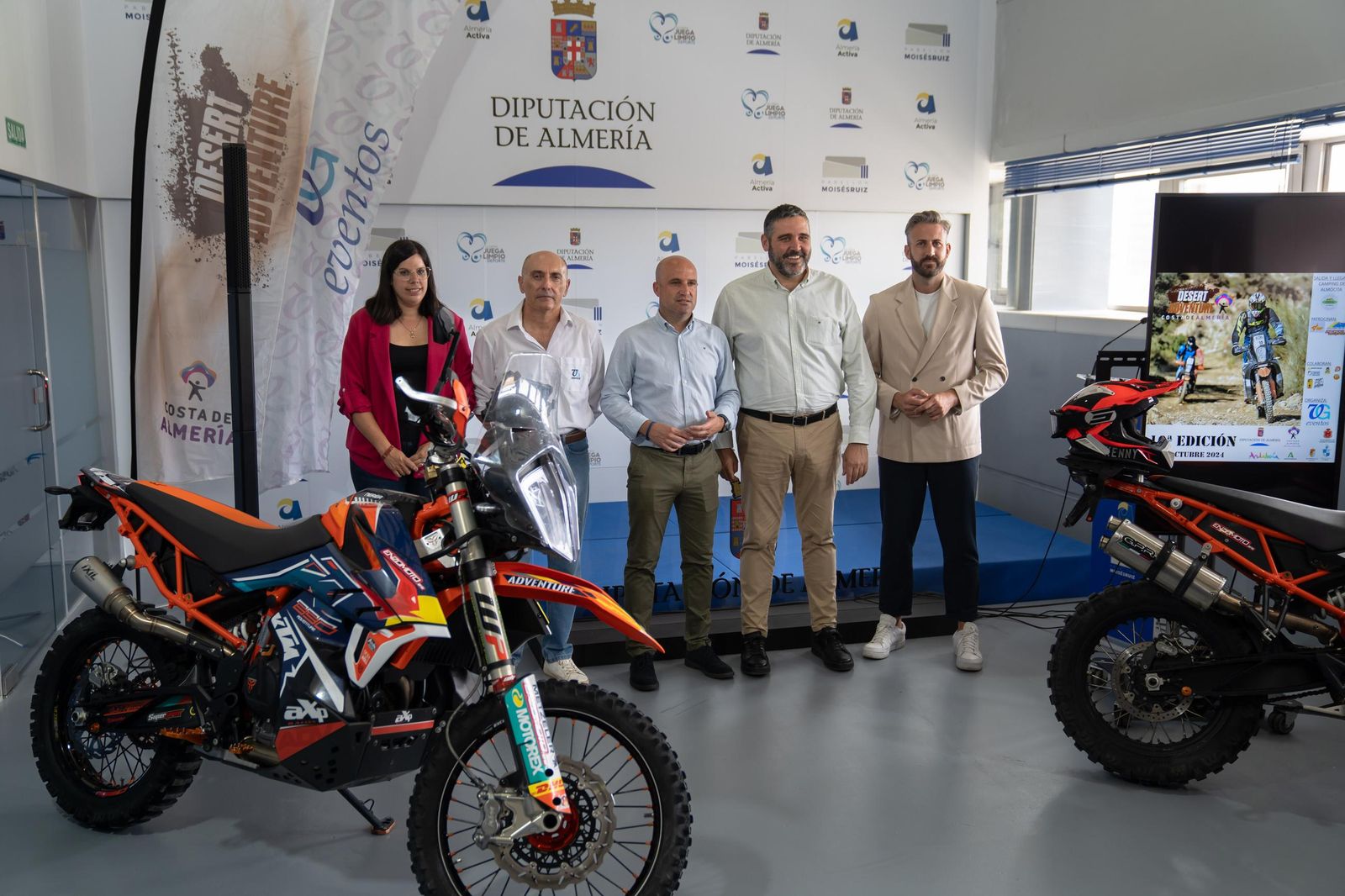 Foto de familia durante la presentación de la prueba con algunas de las motos que recorrerán la Alpujarra.