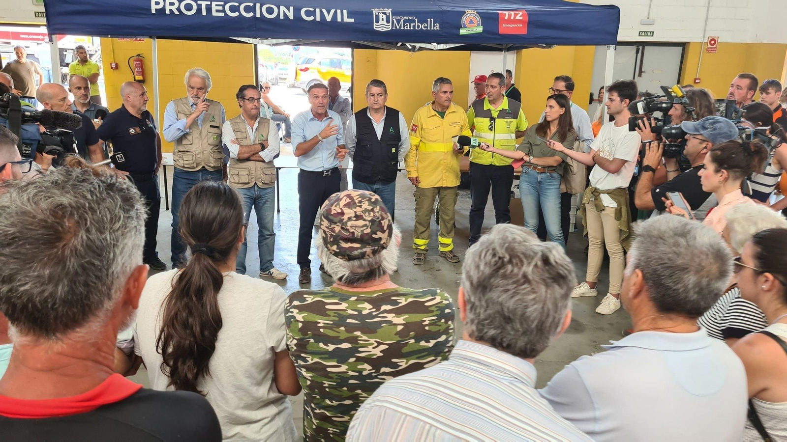 Información a los desalojados en la carpa de San Pedro de Alcántara. Información a los desalojados en la carpa de San Pedro de Alcántara.