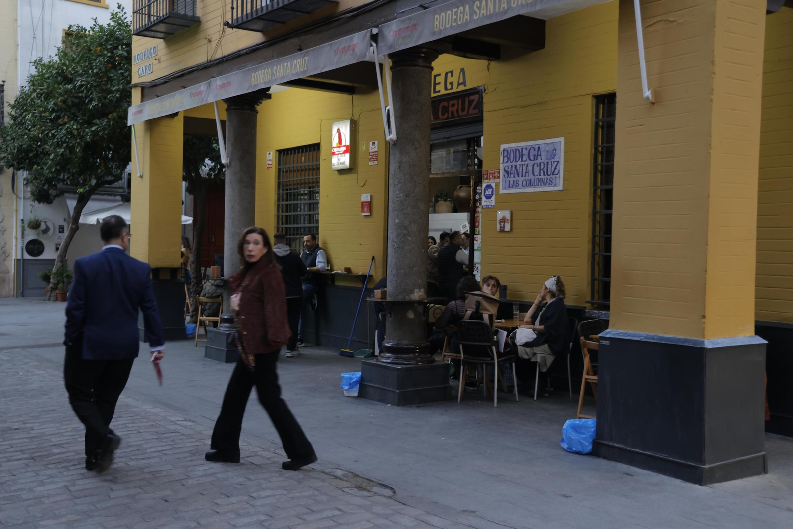 Aspecto exterior ayer de la bodega Las Columnas, en la calle Mateos Gago esquina con Rodrigo Caro.