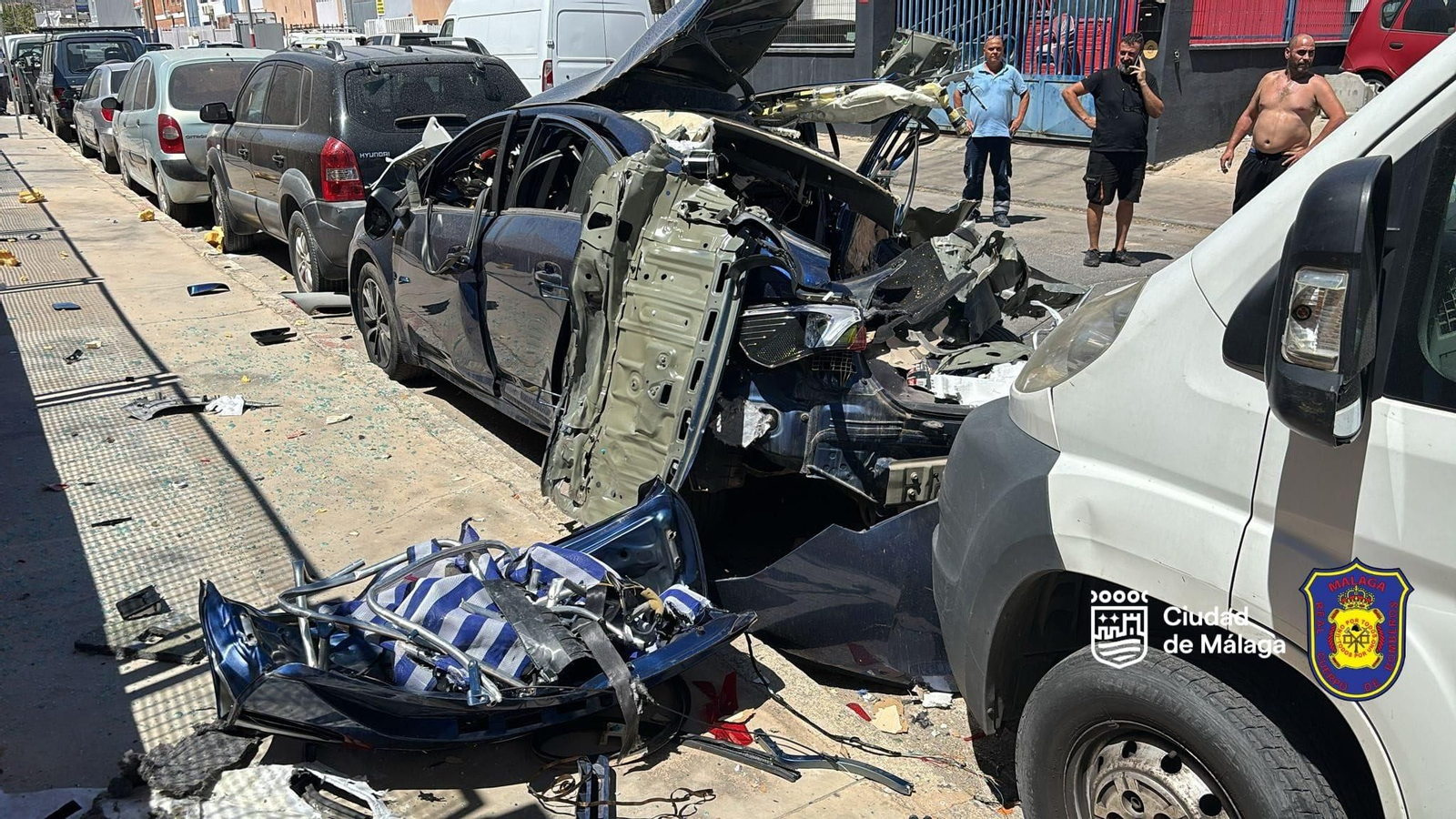Una bombona ha explotado en el interior de un coche. Una bombona ha explotado en el interior de un coche.