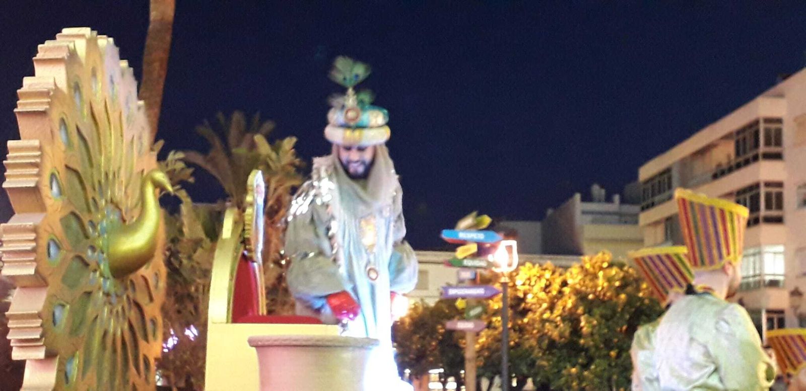 El Cartero Real, saludando al público desde su carroza.