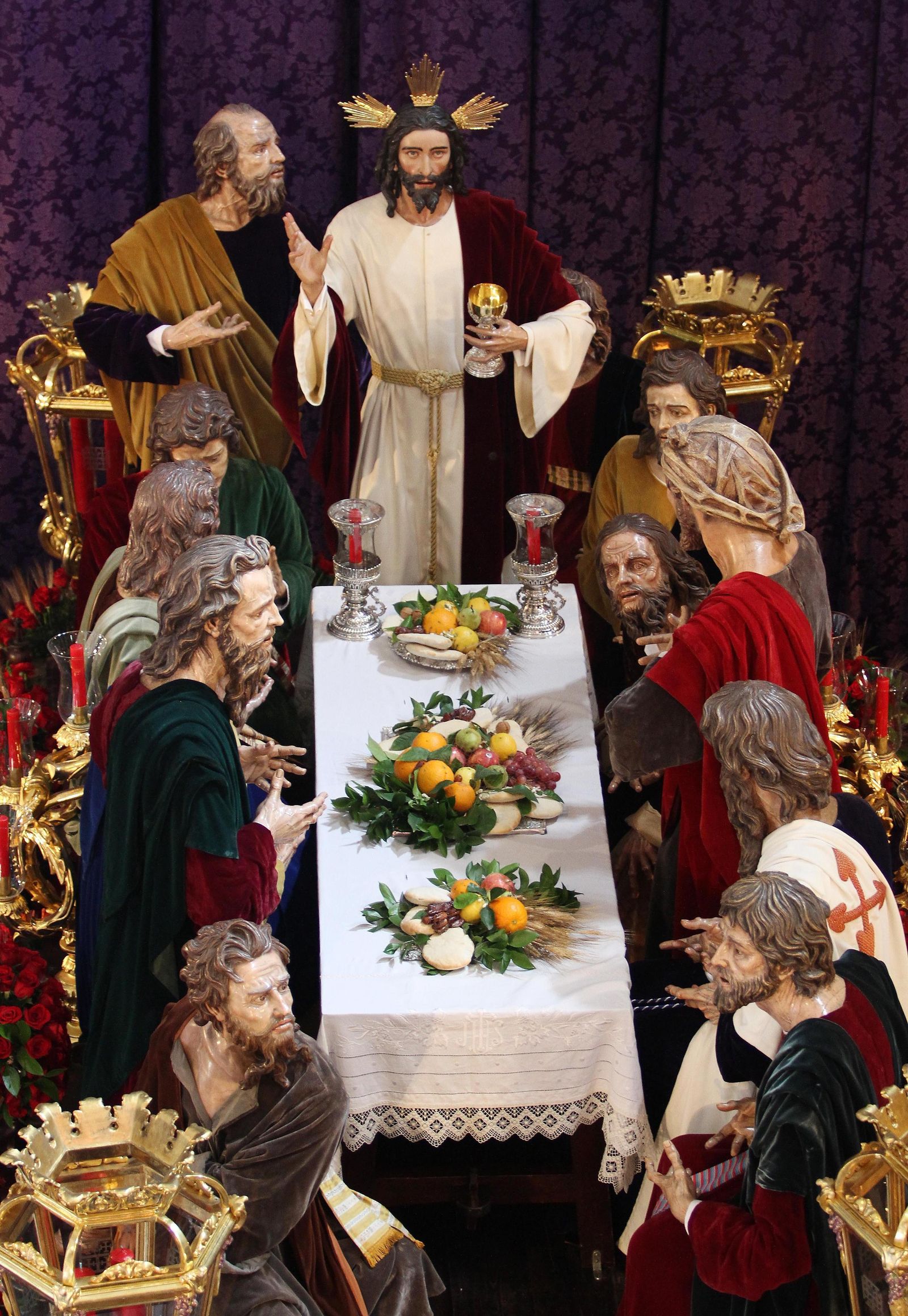 Desde hace unos años, la mesa de la Sagrada Cena se prepara en consonancia con la Fiesta de los Panes Ácimos./BELÉN VARGAS