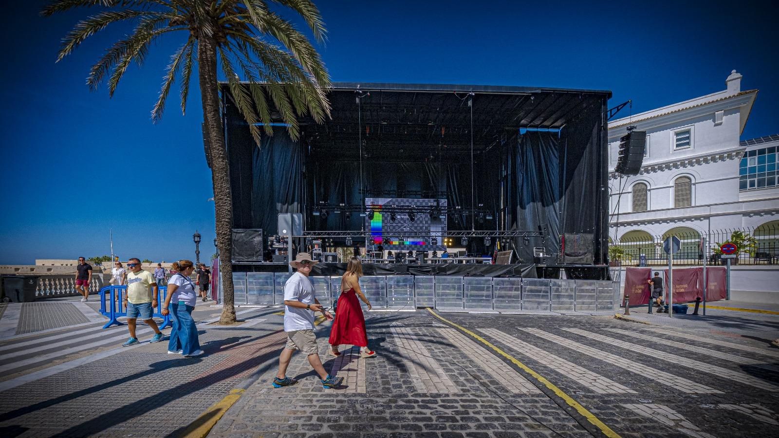 Los actos festivos llegaron hasta la playa de La Caleta con este escenario móvil.