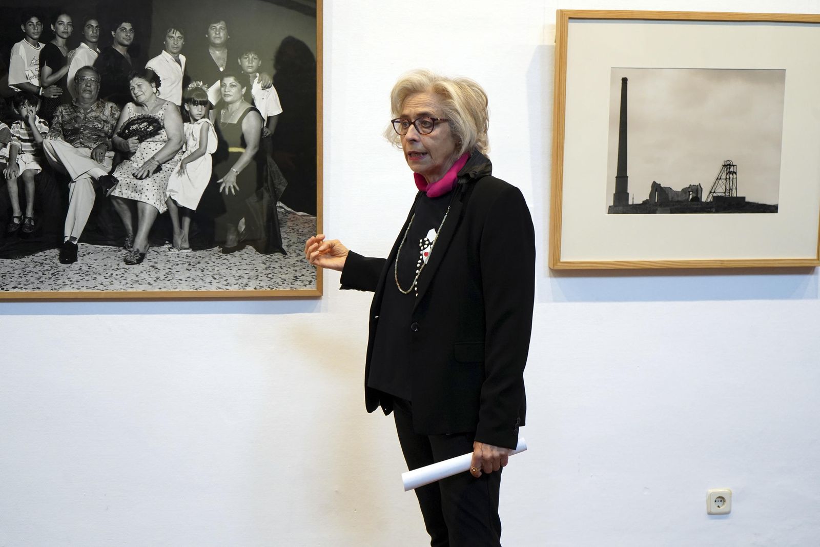 La artista posa junto a sus obras en el Auditorio Manuel de Falla.