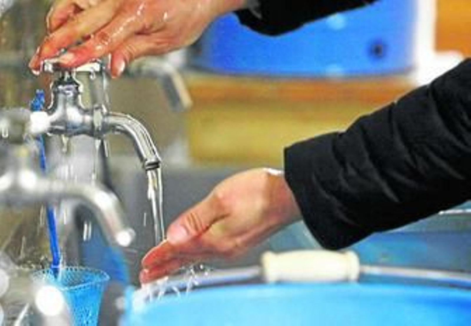 Lavarse bien las manos ayuda a evitar la entrada de patógenos.