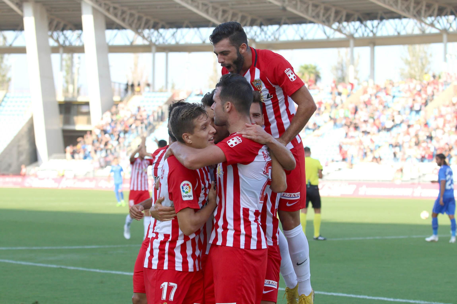 Álvaro celebra el 1-0 en piña.