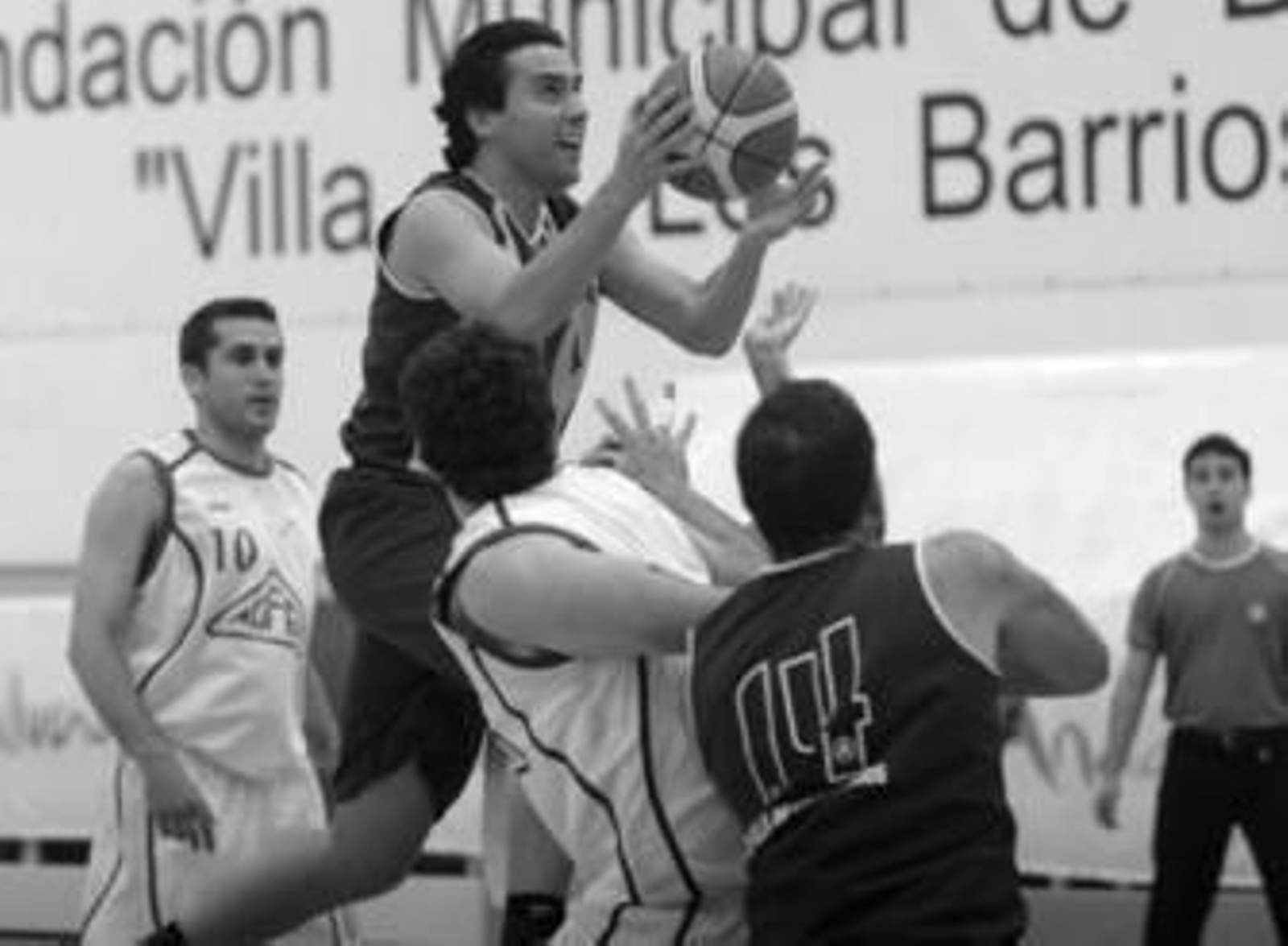 Carlos Trujillo penetra durante el encuentro de ayer.