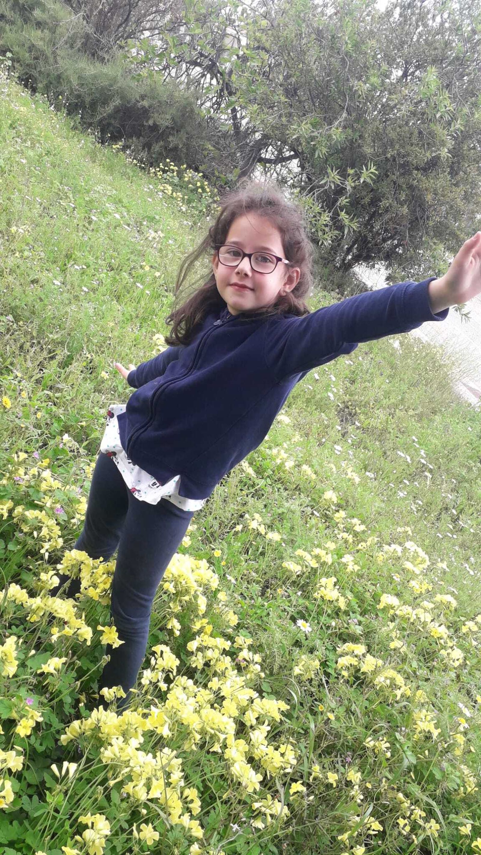 María, rodeada de naturaleza, ante de tener la cabeza vendada.