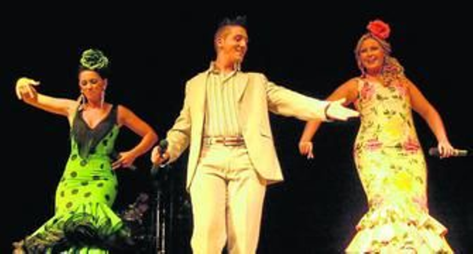 De izquierda a derecha, Maite Moreno, Jonás Campos y Miriam Domínguez bailando al son de la música.