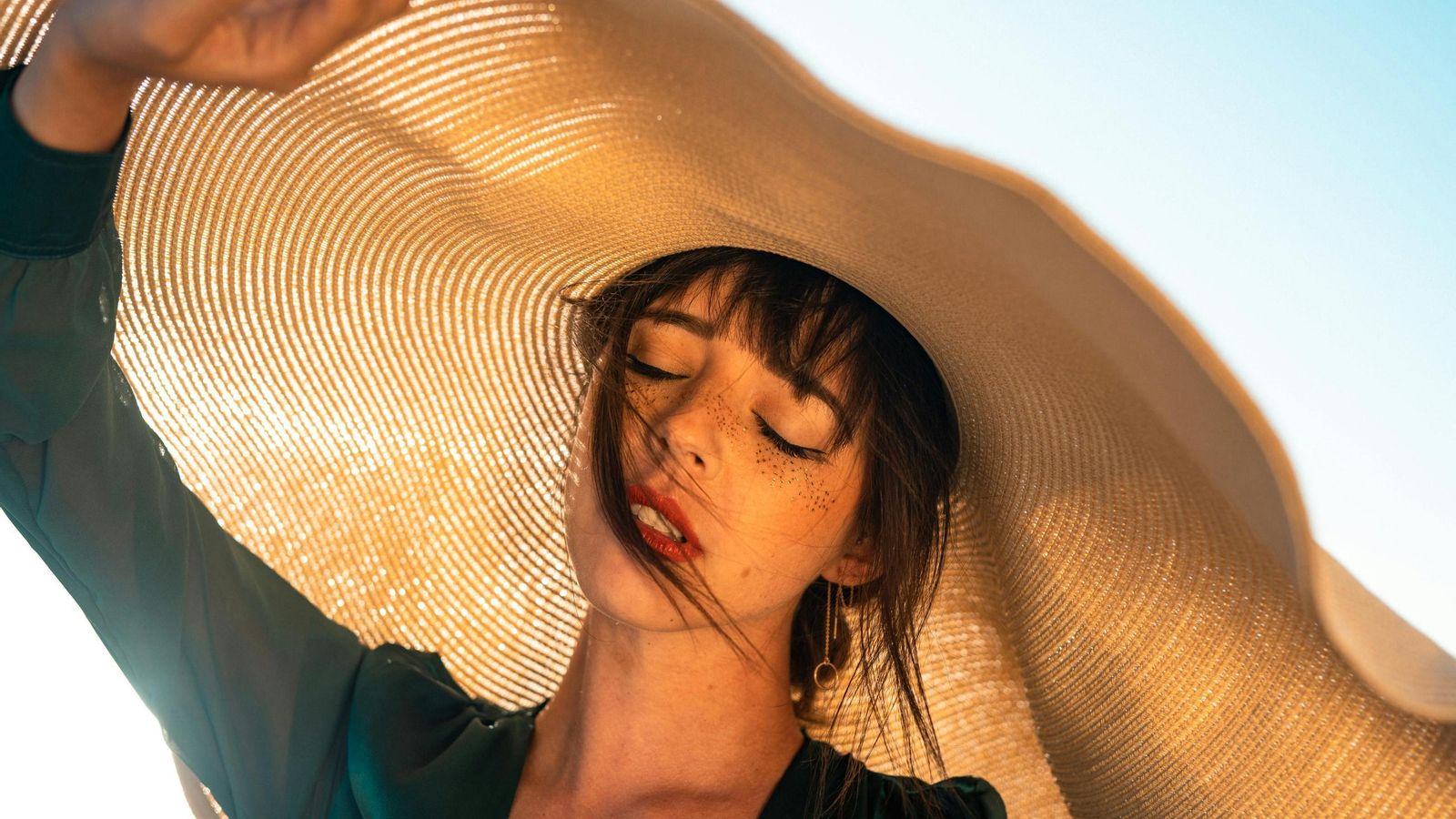 El uso de sombreros ayuda a proteger el cabello de los efectos negativos del sol.