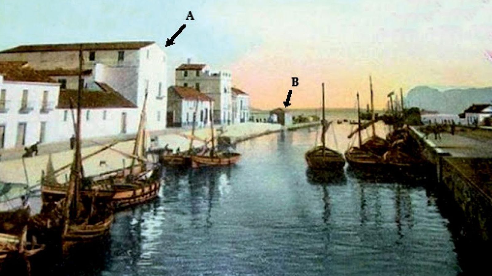 El cauce bajo del río de la Miel y su desembocadura a finales del siglo XIX. Con la letra A, el edificio donde estuvieron ubicadas las oficinas de la Aduana. Con la letra B, la Caseta de la Aduana que se hallaba situada en la cabecera del muelle Comercial o Viejo.