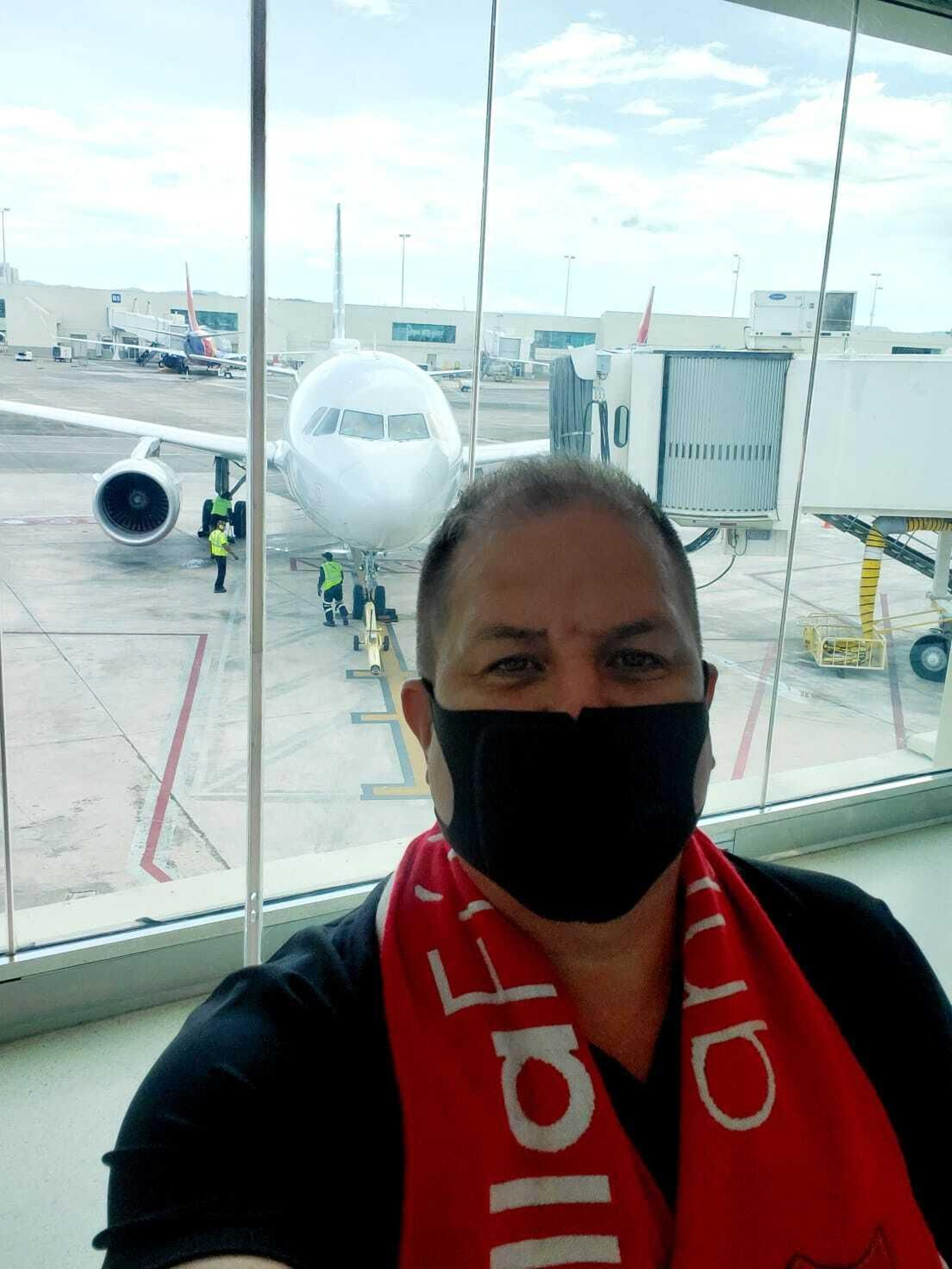 El hincha de Bayamón, antes de iniciar su odisea por la Supercopa.