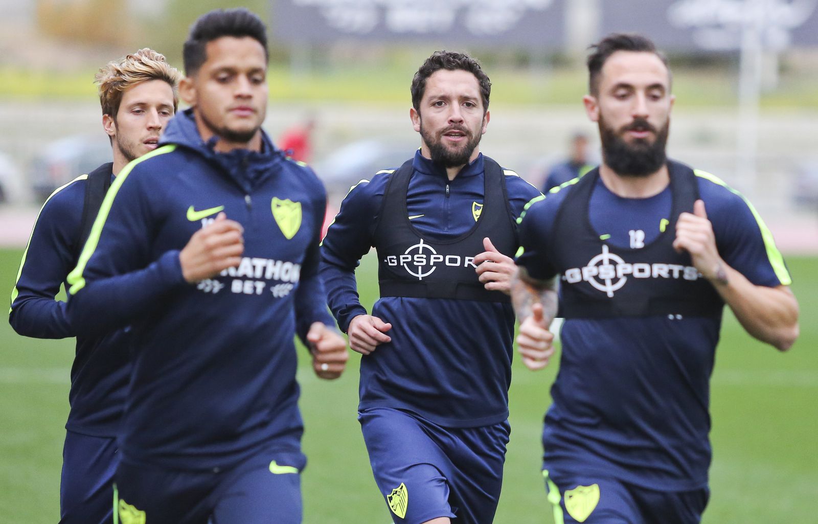 Iturra hace carrera con varios compañeros.