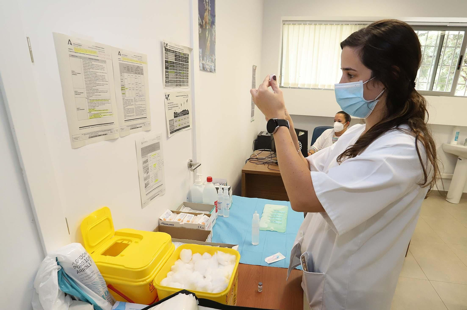 Una enfermera prepara una dosis de la vacuna contra la gripe.