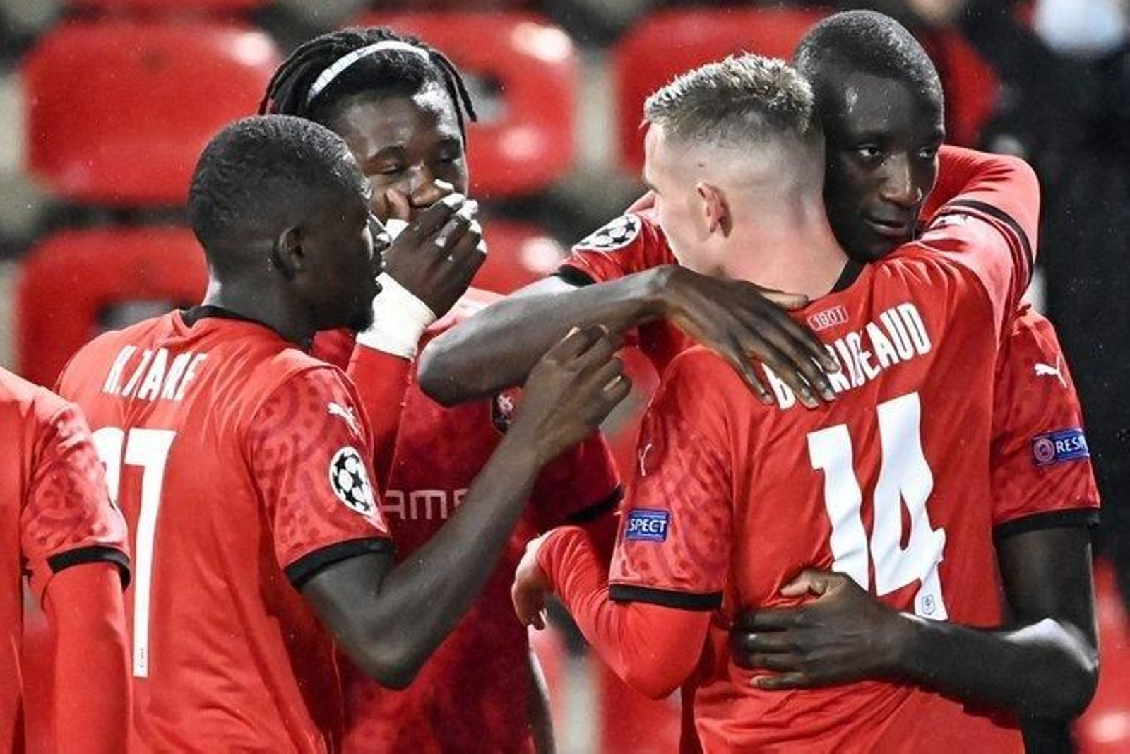 Los jugadores del Rennes celebran su gol.