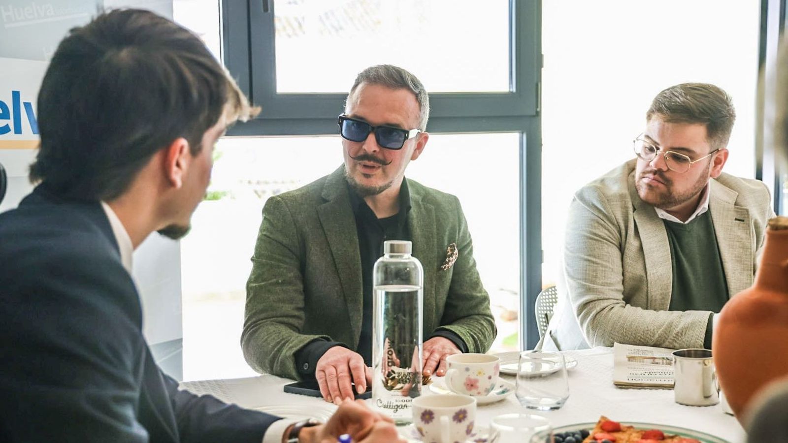 Elías Rodríguez Picón comparte su visión sobre lo antiguo y lo nuevo durante la tertulia El Aguaó.