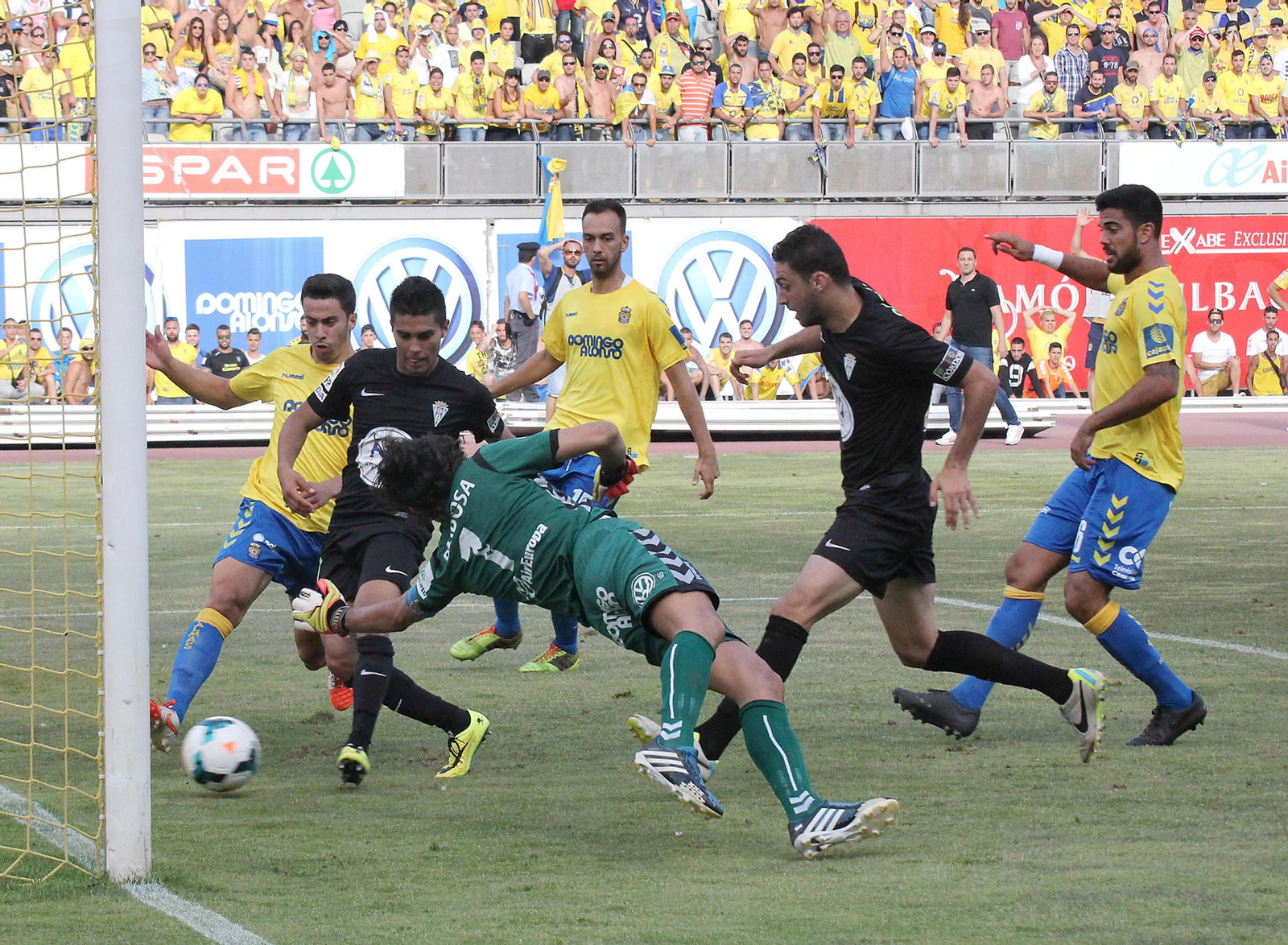 Uli Dávila empuja a la red anticipándose a Barbosa el balón que selló el 1-1 y el ascenso del Córdoba CF.
