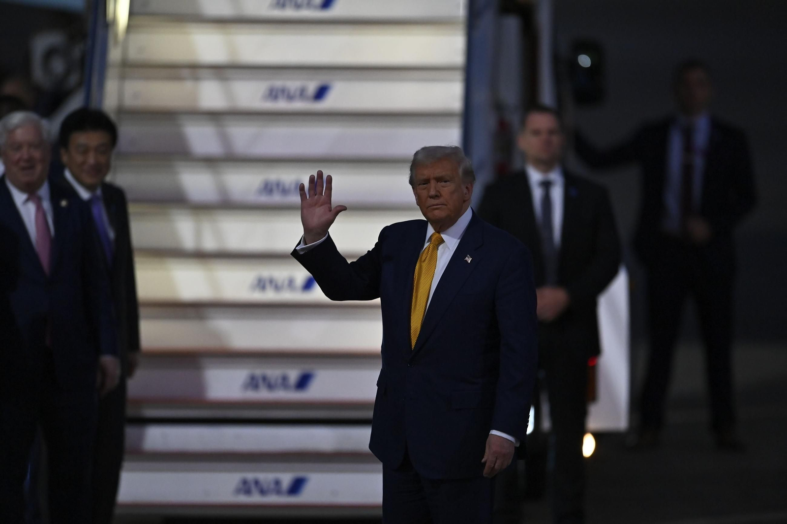 El presidente de Estados Unidos, Donald Trump, saluda a su llegada al aeropuerto de Tokio.