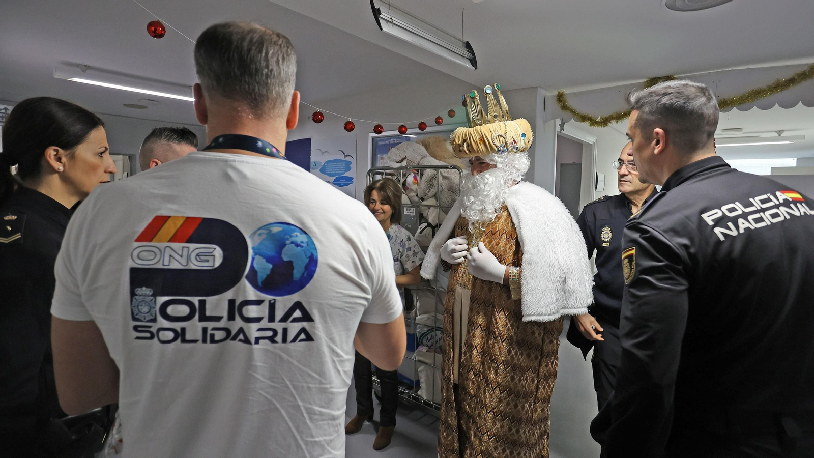 La Policía Nacional realiza su tradicional entrega de regalos en el Hospital de Jerez