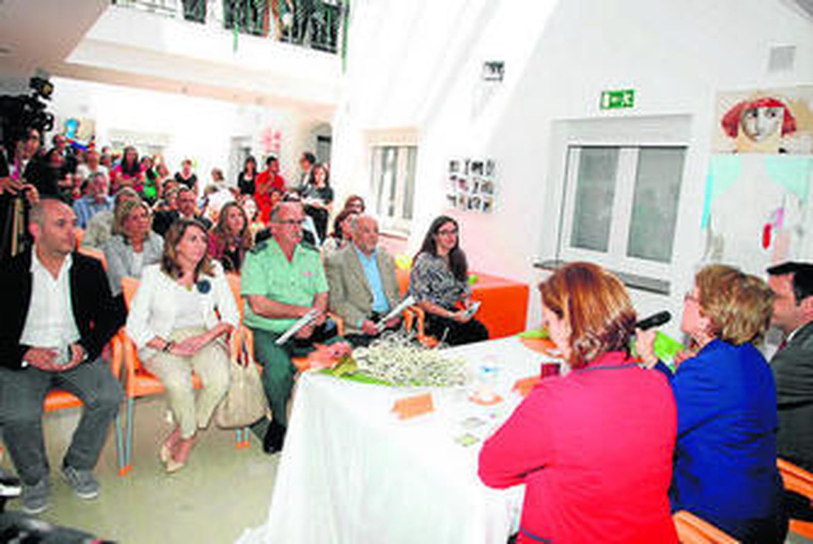 Instantánea del acto de inauguración de estas viviendas.