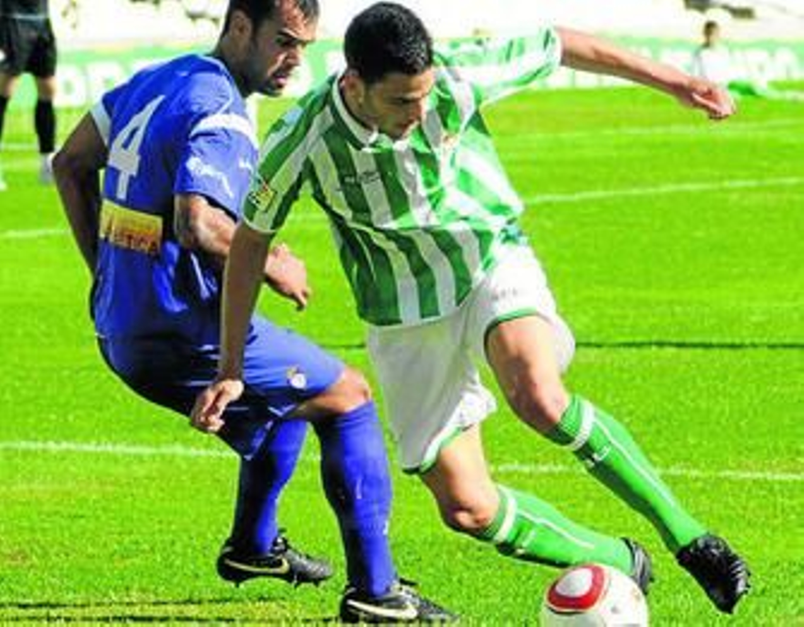 El visitante Espín trata de evitar la internada del verdiblanco Edgar.