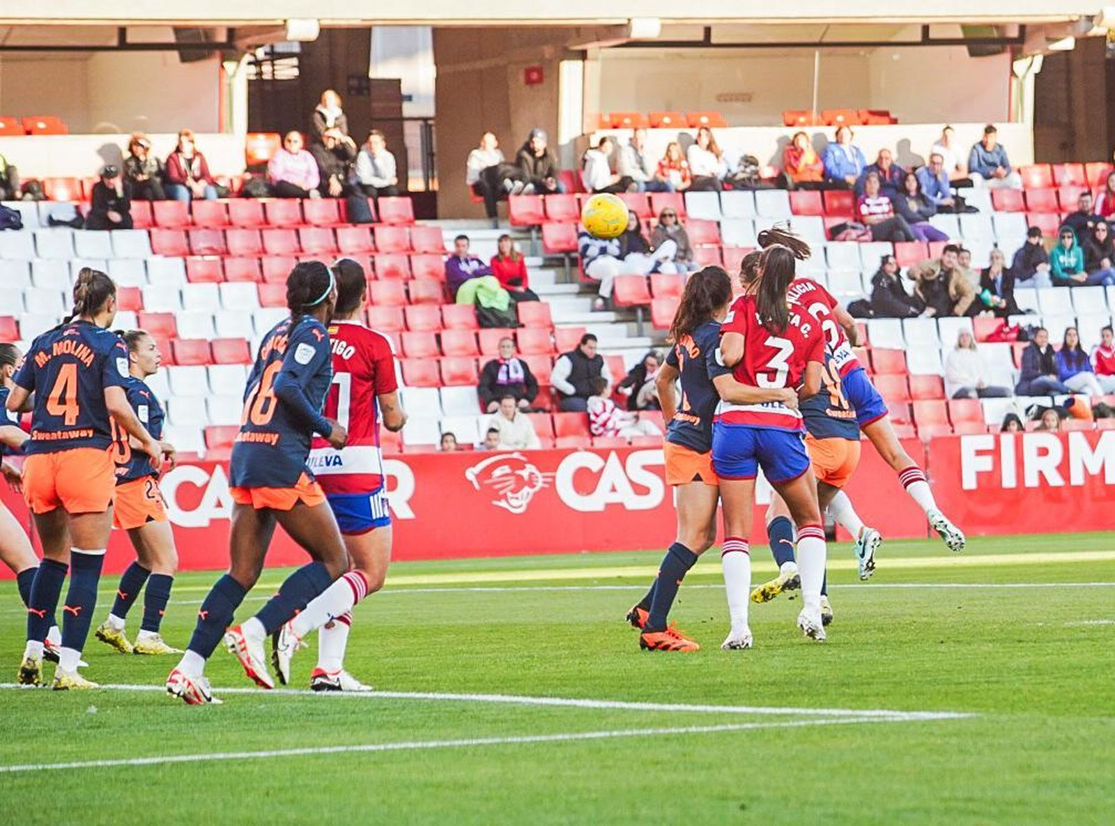 Saque de falta durante el encuentro ante el Valencia