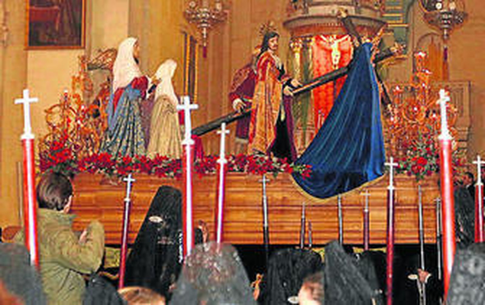 Momentos en los que Afligidos esperó en el interior de la Iglesia Mayor.