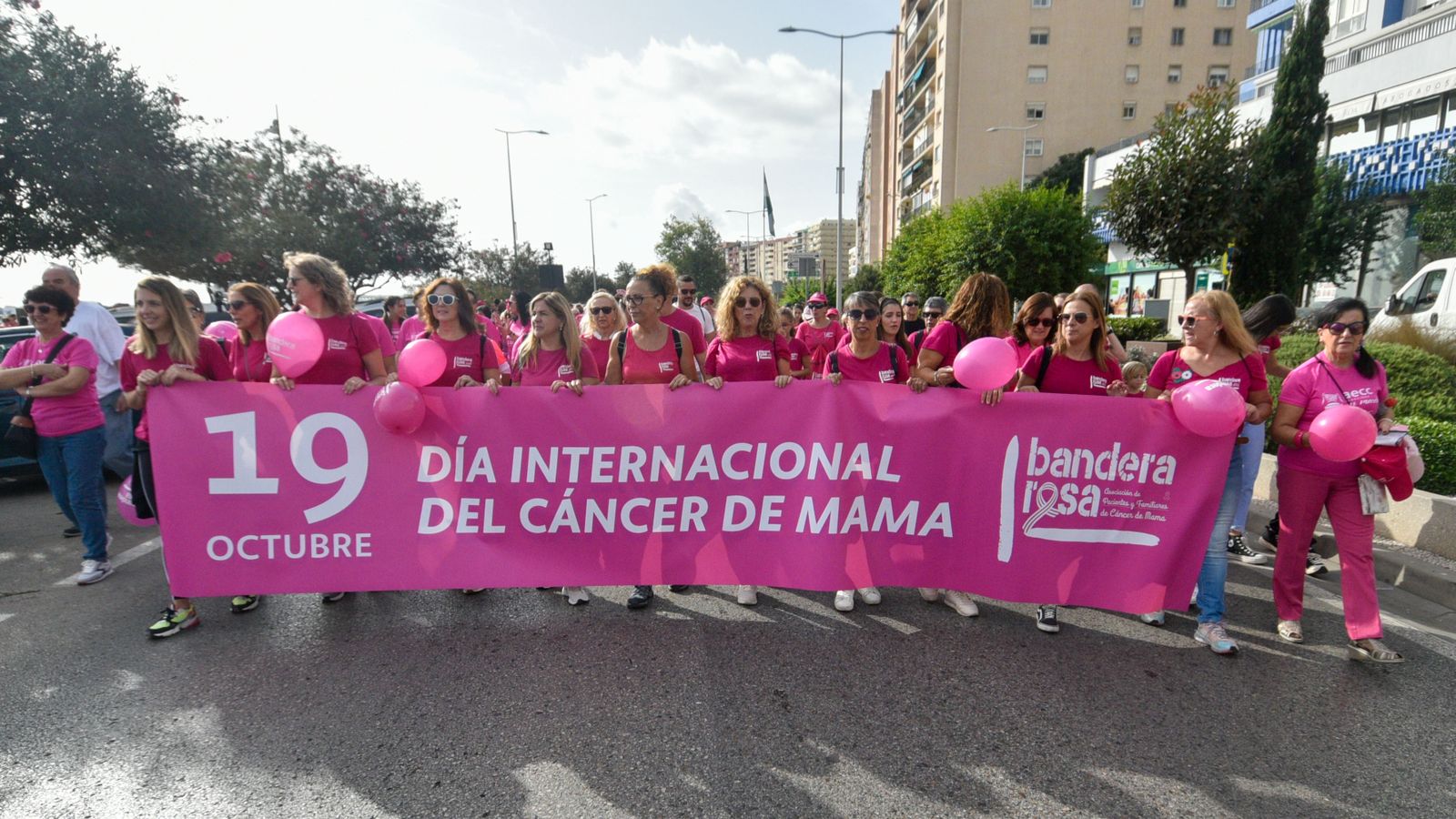 Las fotos de la Marcha contra el cáncer de mama en Algeciras