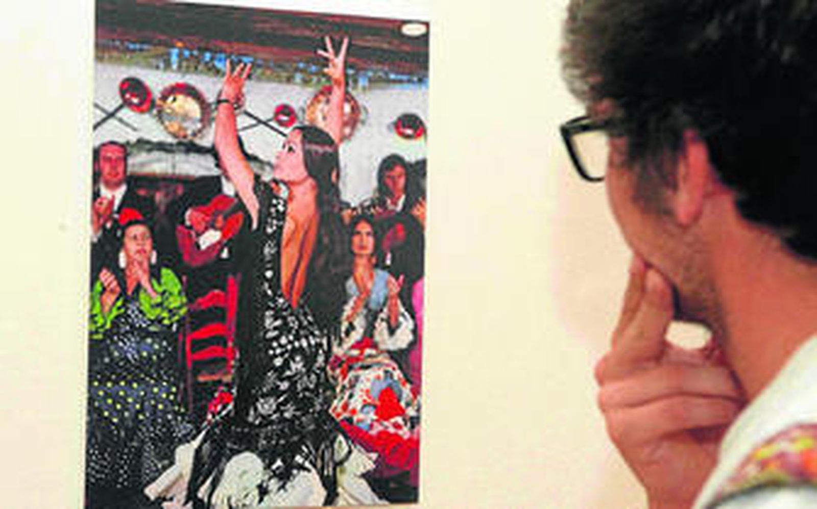 Un visitante observa una de las fotografías de la exposición 'Hijos de Torremolinos', en la Térmica.