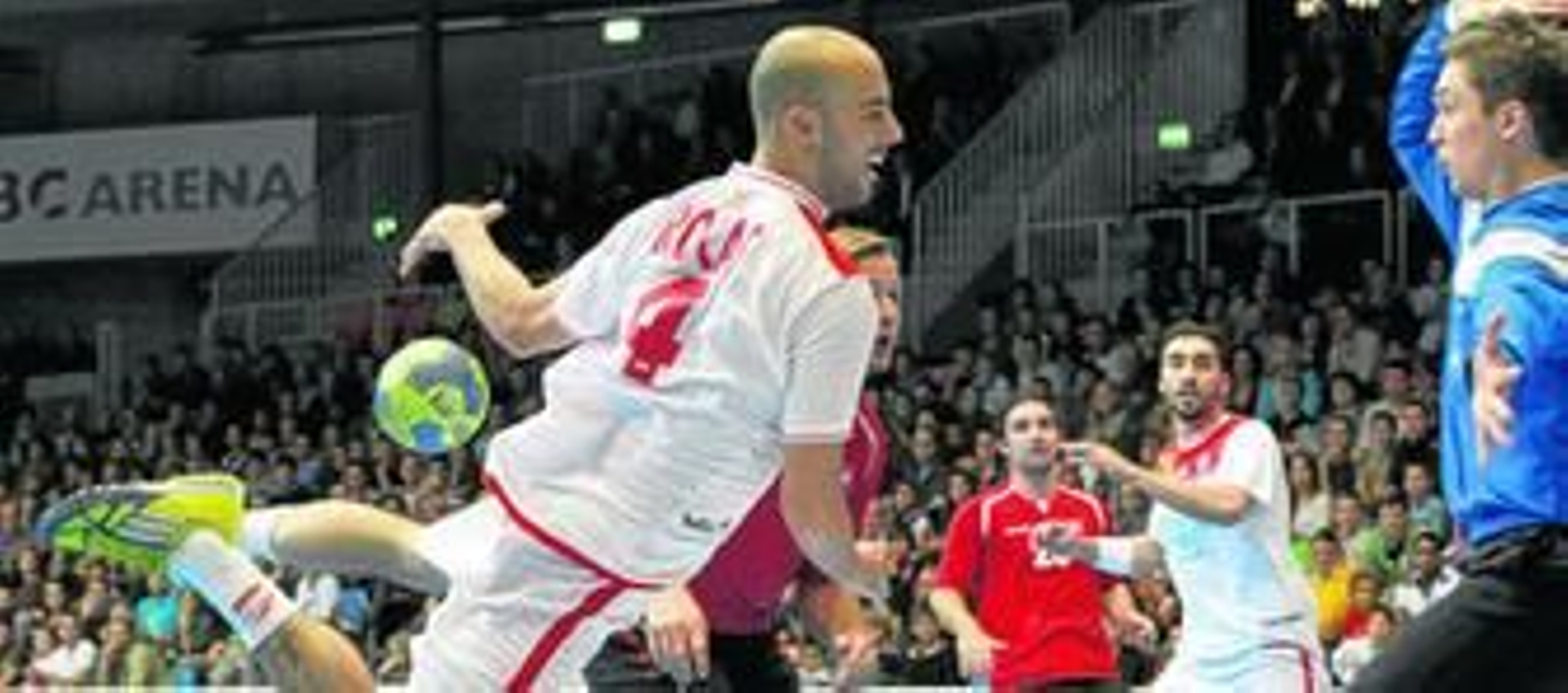 Albert Rocas pierde el balón en su vuelo cuando se disponía a lanzar ante el portero de Suiza.